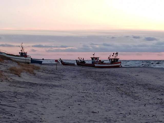 Kutry stojące na piasku na plaży w Dąbkach