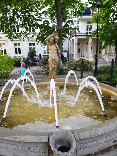 Darłówko -Brunnen am Apollo-Hotel