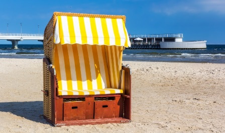 Żółty kosz plażowy na plaży w Kołobrzegu