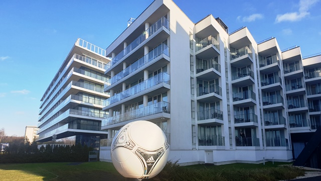 Wielka piłka nożna obok hotelu Ultra Marine w Kołobrzegu