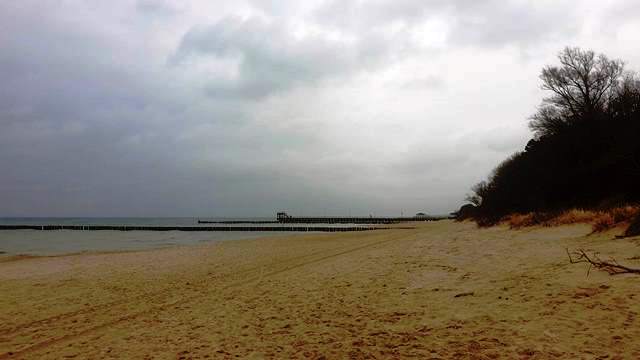 Plaża z widokiem mola w tle
