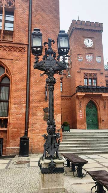 Stylowa lampa i schody przed ratuszem w Kołobrzegu