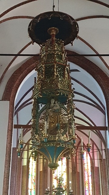 Świecznik Korona Schlieffenów w katedrze w Kołobrzegu