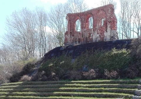 Trzęsacz - ruina kościoła św. Mikołaja od strony plaży