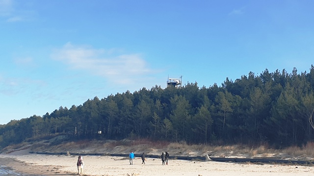 Widok z falochronu na plażę w Mrzeżynie