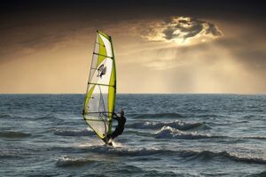 Windsurfing na jeziorze