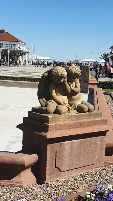 Amory przy fontannie w Sopocie