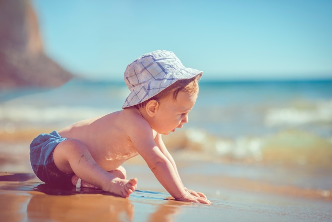 Dziecko na plaży - poradnik