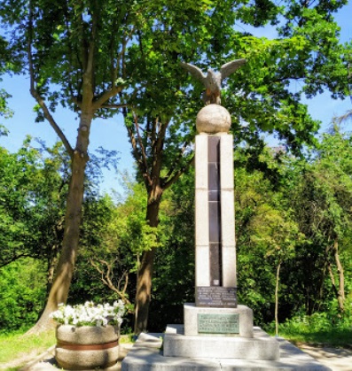 Atrakcje w Jastrzębiej Górze - pomnik w Lisim Jarze