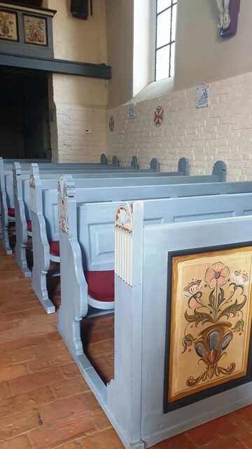 Kościół w Jamnie - zdobione ławki