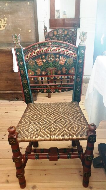 Ozdobne krzesło w Chacie Jamneńskiej