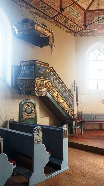 Ławki i barokowa ambona w kościele w Jamnie