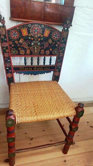 Zagroda Jamneńska - zdobione krzesło weselne