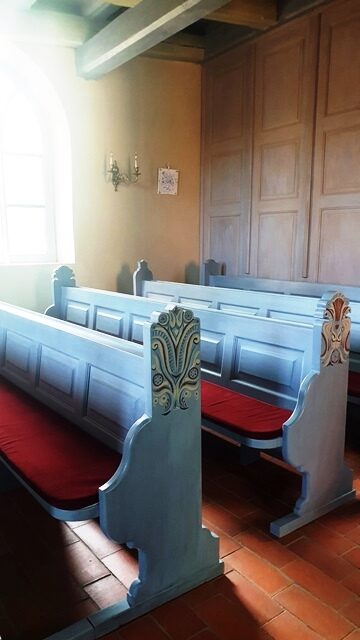 Zdobione ławki w kościele w Jamnie