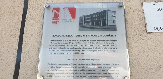 Tablica na budynku Akwarium Gdyńskiego