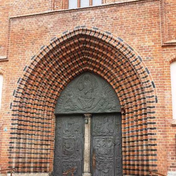 Wejście główne do katedry w Kołobrzegu